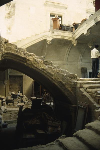 Intérieur : escalier vu depuis le rez-de-jardin vers la porte d'entrée.