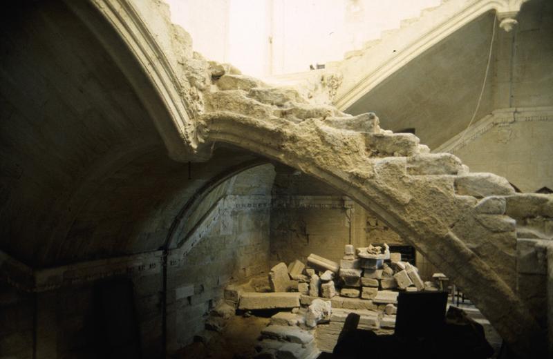 Intérieur : escalier, rez-de-jardin, détail.