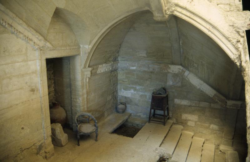 Intérieur : escalier, voûte en demi-berceau portant la volée.