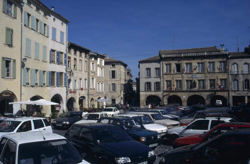 Vue d'ensemble de la place avec la mairie.