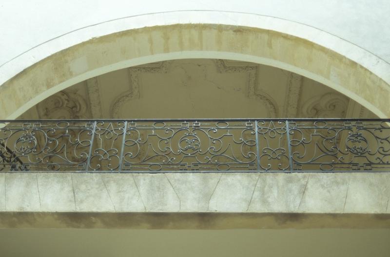 Cour, escalier, détail de la grille.