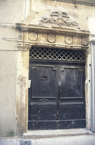 Porte d'entrée.