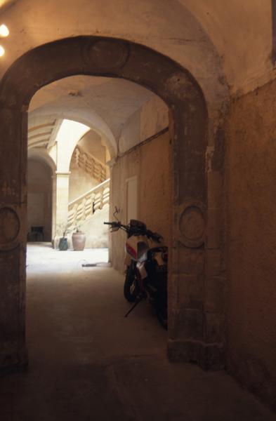 Couloir donnant sur la cour et l'escalier.