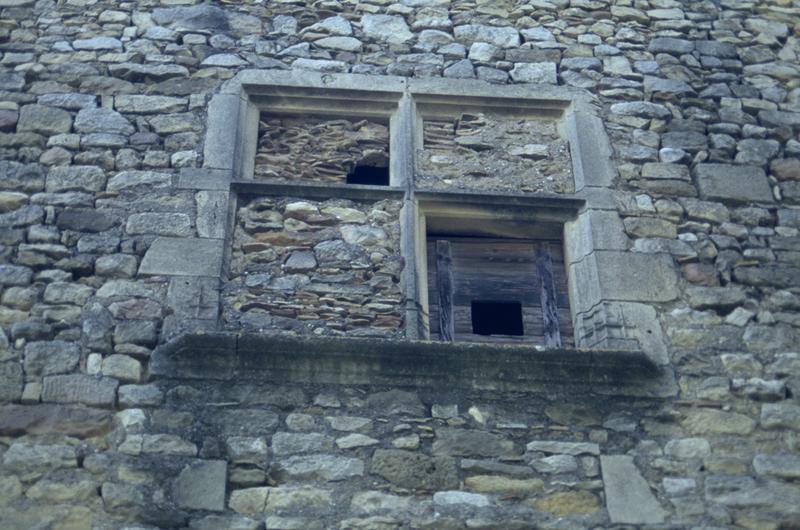 Façade arrière : croisée murée.