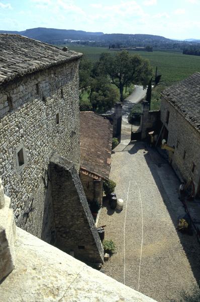 Cour et portail vus du haut de la tour d'escalier.