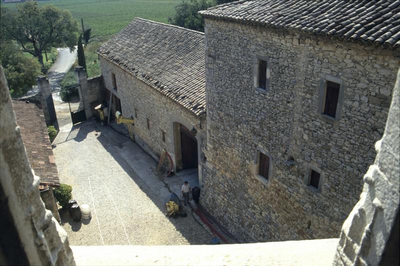 Cour, bâtiment ouest vu du haut de la tour d'escalier.