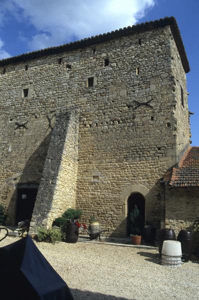 Cour, bâtiment est.