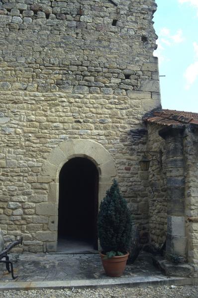 Cour, bâtiment est ; entrée à l'angle sud-est.