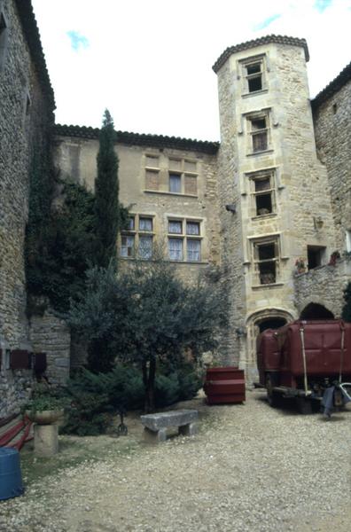 Cour, bâtiment nord avec la tour d'escalier.