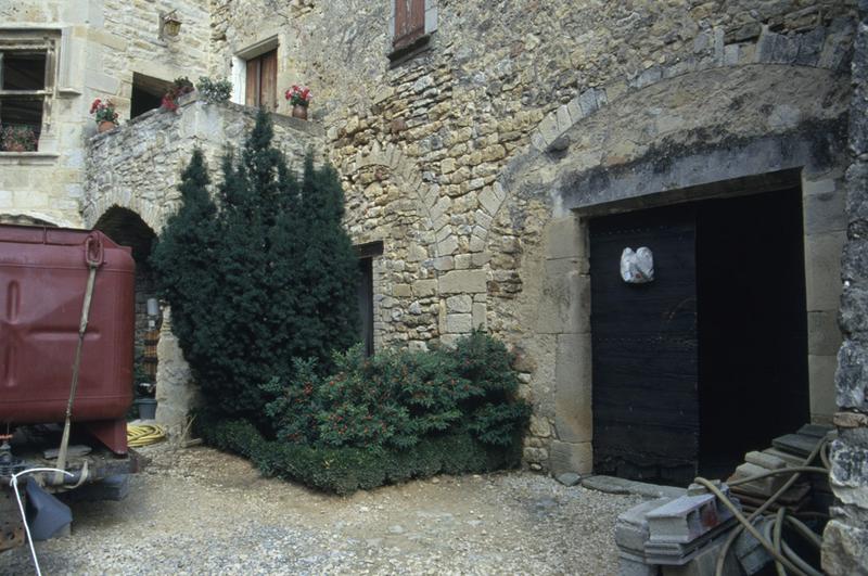 Cour, bâtiment est : arcades murées en partie basse.