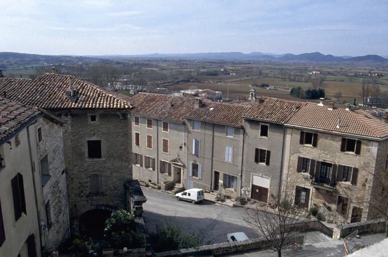 Place de la Calade vue depuis le donjon.