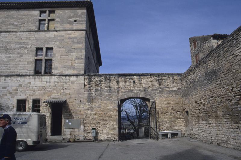 Angle est sur cour, vue depuis le donjon.