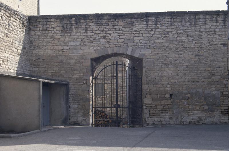 Mur fermant la cour, côté grand rue.