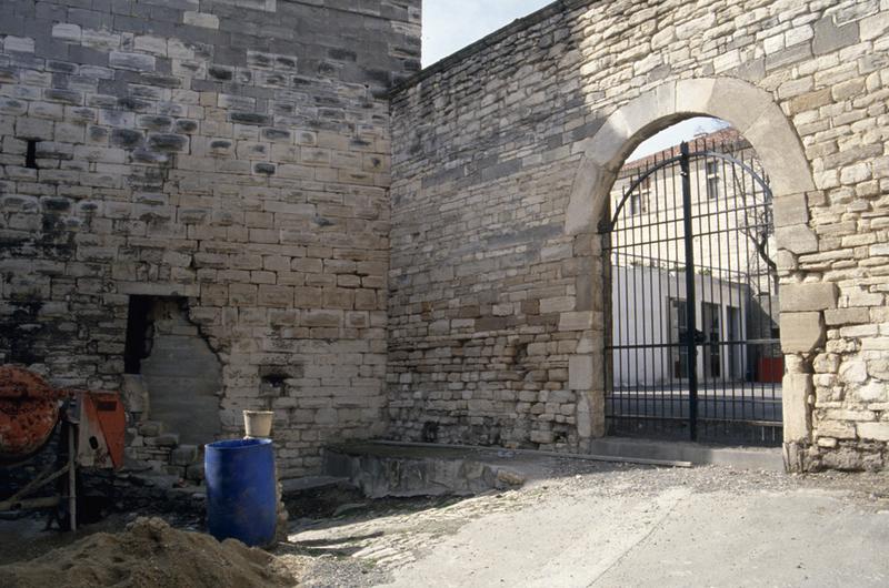 Donjon façade nord-est et entrée dans la cour depuis la grand rue.