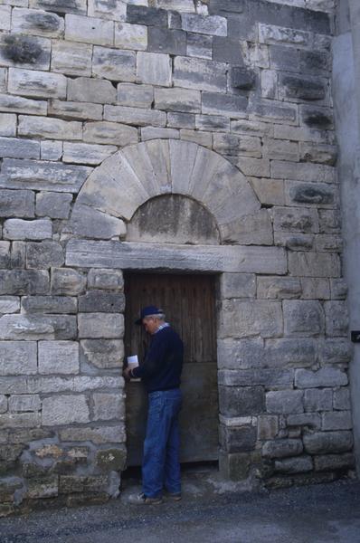 Donjon, façade sur cour, entrée.