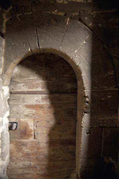 Donjon, rez-de-chaussée sur cour, porte près de l'escalier.