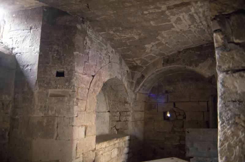 Donjon, rez-de-chaussée sur cour, porte près de l'escalier.