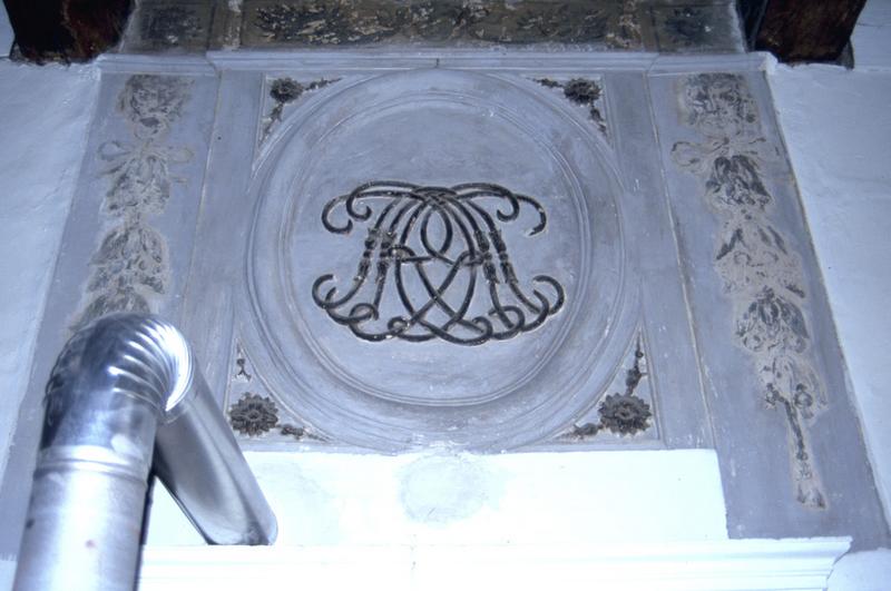 Rez-de-chaussée sur cour : chambre à alcove, cheminée, monogramme.