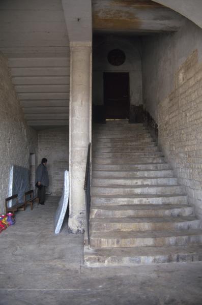 Escalier, rez-de-chaussée sur rue.