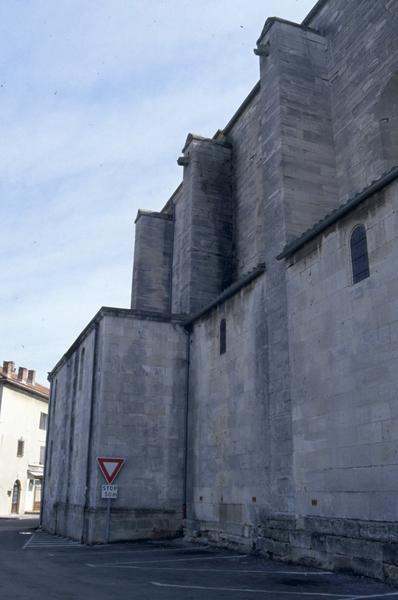 Cage d'escalier, rez-de-chaussée sur cour.