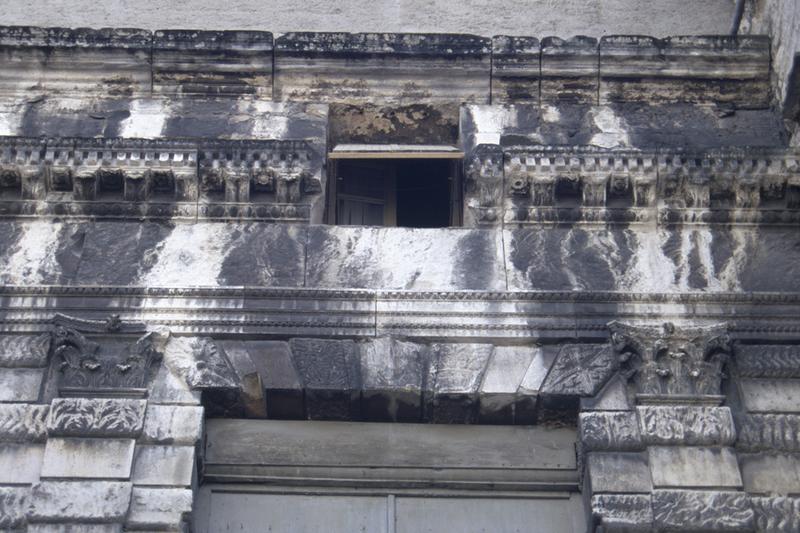 Cheminée, rez-de-chaussée sur cour.