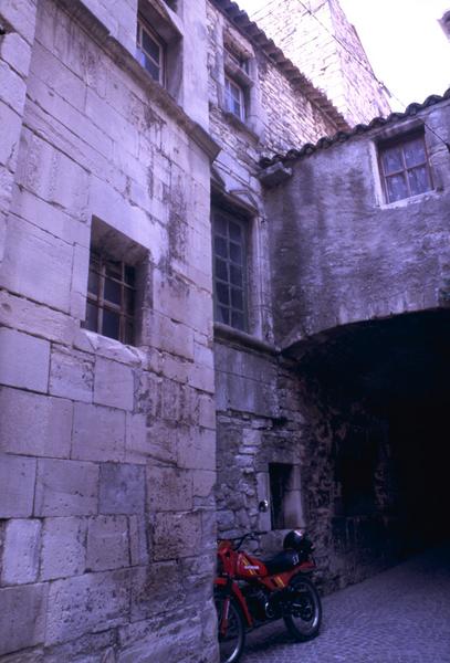 Cheminée, partie supérieure, rez-de-chaussée sur cour.