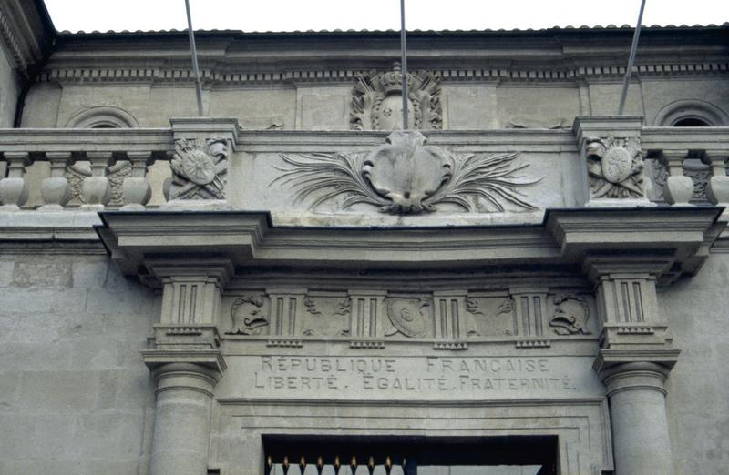 Façade ouest, détail du portail.