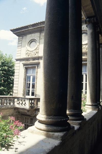 Cour, vue depuis le palier de l'escalier.