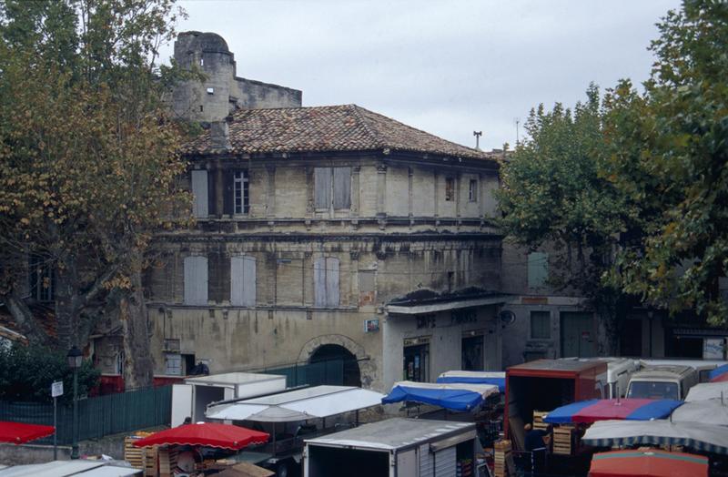 Façade sur la place.