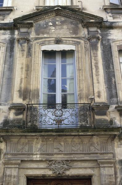 Façade, fenêtre au-dessus de l'entrée.