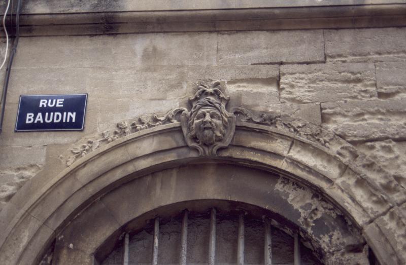 Façade, détail d'une clef d'arc.