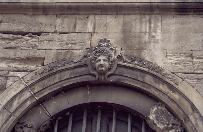 Façade, détail d'une clef d'arc.