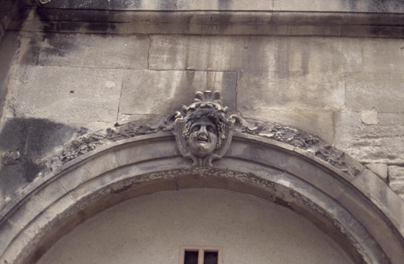 Façade, détail d'une clef d'arc.