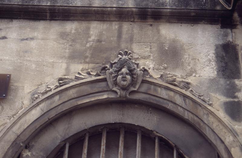 Façade, détail d'une clef d'arc.