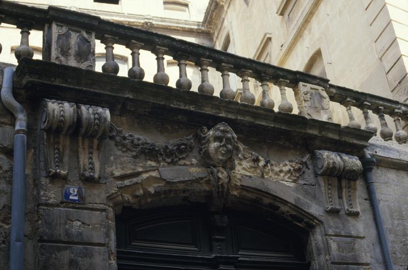 Entrée sur cour, rue du Rhône.