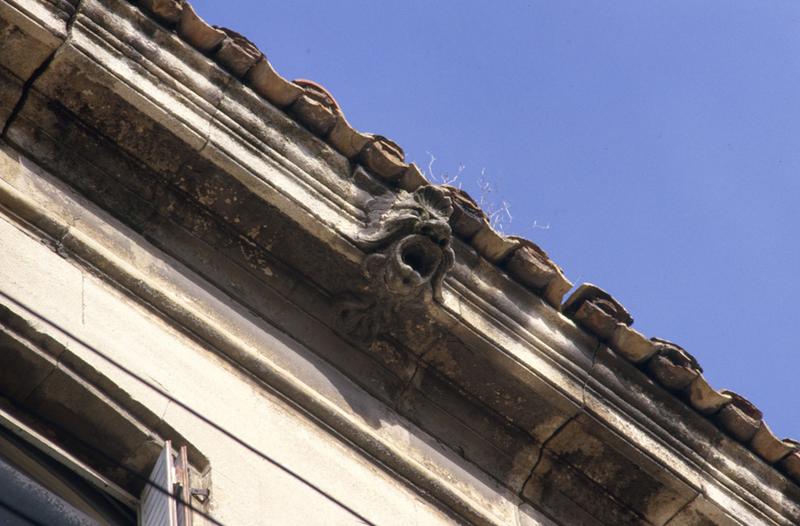 Façade rue du Rhône, détail d'une gargouille.