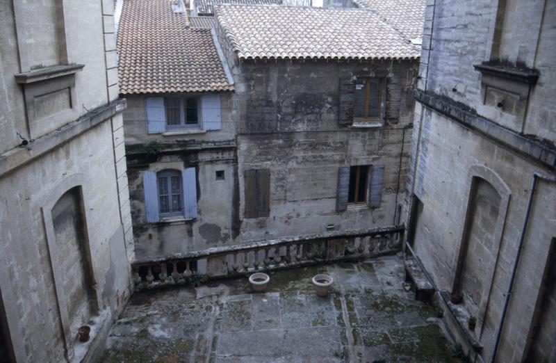 Terrasse recouvrant la cour.