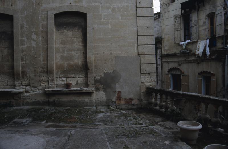 Terrasse, balustrade sur rue.