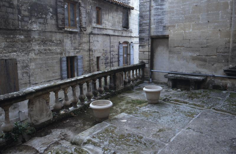 Terrasse, balustrade sur rue.