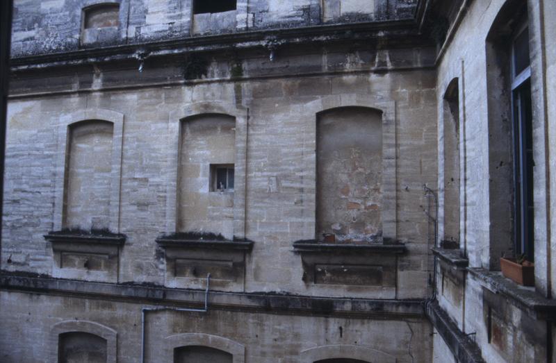 Cour, façade de l'aile ouest.