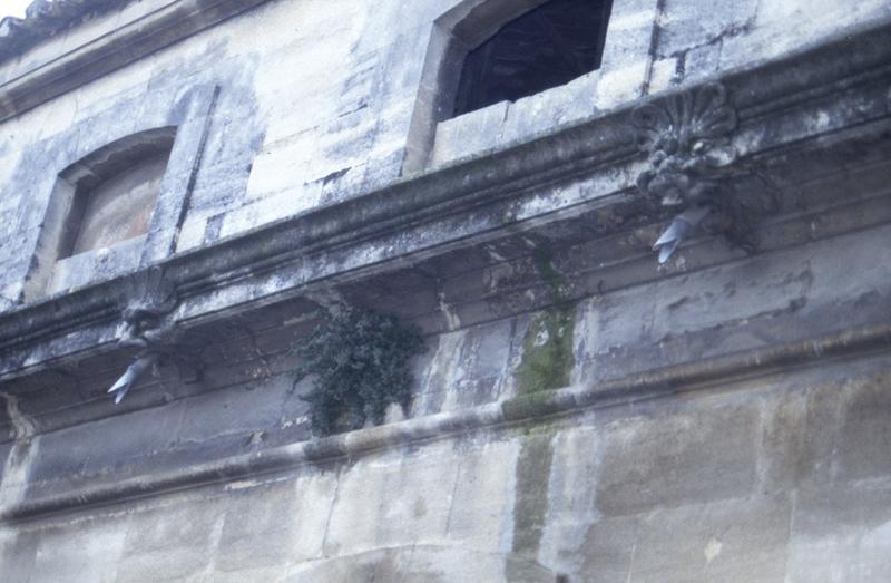 Cour, façade de l'aile ouest.