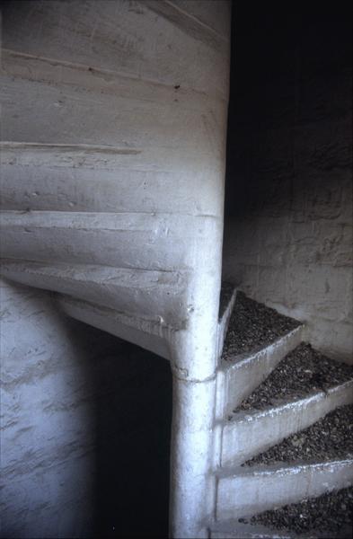 Escalier secondaire à l'angle sud-est de l'aile ouest.