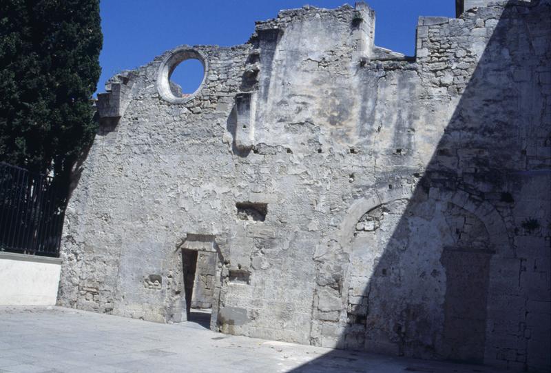 Vestiges du cloître jouxtant l'église Notre-Dame-des-Pommiers.