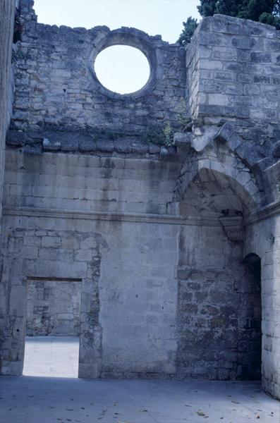 Vestiges du cloître jouxtant l'église Notre-Dame-des-Pommiers.