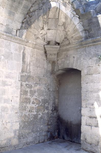 Vestiges du cloître jouxtant l'église Notre-Dame-des-Pommiers.