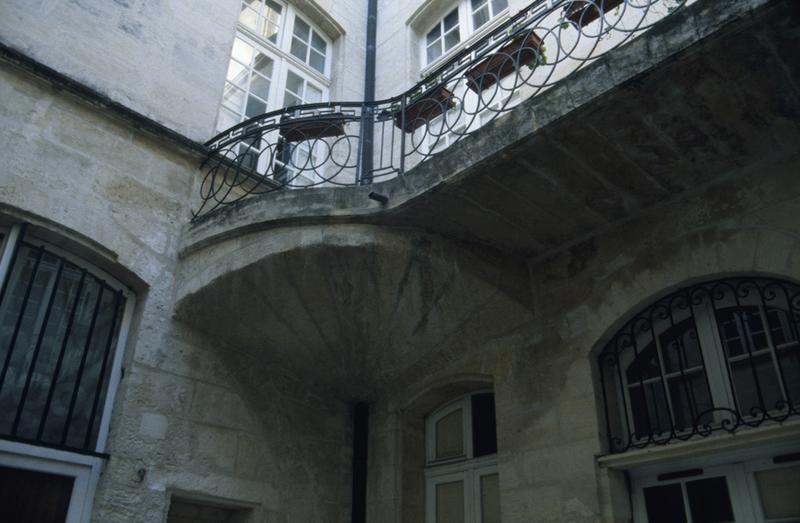 Cour, balcon sur trompe.