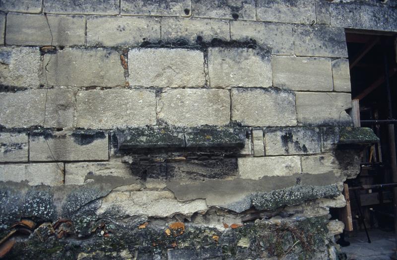 Traces sur la façade sur cour arrière côté nord.