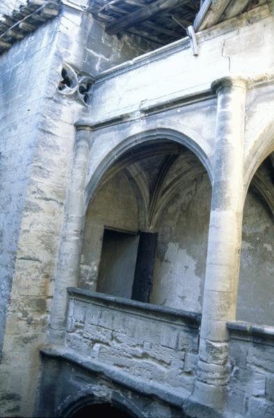 Cour intérieure, galerie ouest, porte d'escalier.