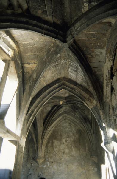 Cour intérieure, galerie ouest, dernier niveau, voûte.