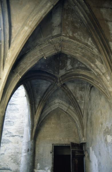 Cour intérieure, galerie ouest, dernier niveau, porte d'escalier.